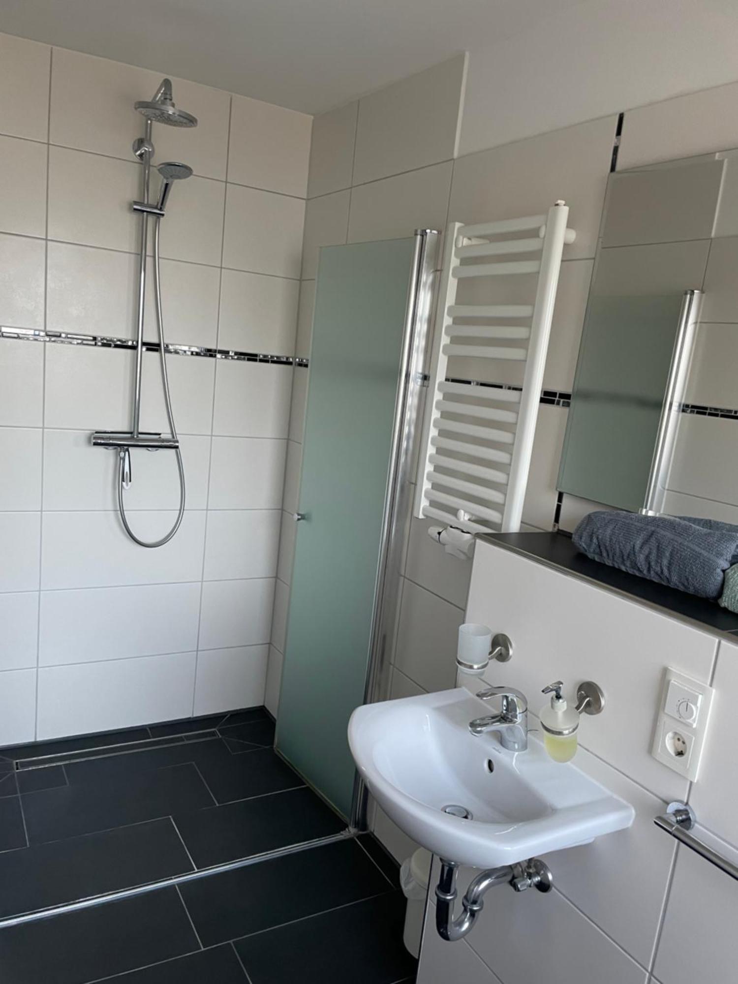 Ferienwohnung Mit Fussbodenheizung Nahe Messe, Gratis Parkplatz Und Abstellplatz E - Bike Hanóver Exterior foto